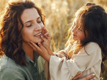 Según la psicología, los niños que le tocan la cara a sus padres mientras hablan no lo hacen por cariño si no por una razón mucho más profunda