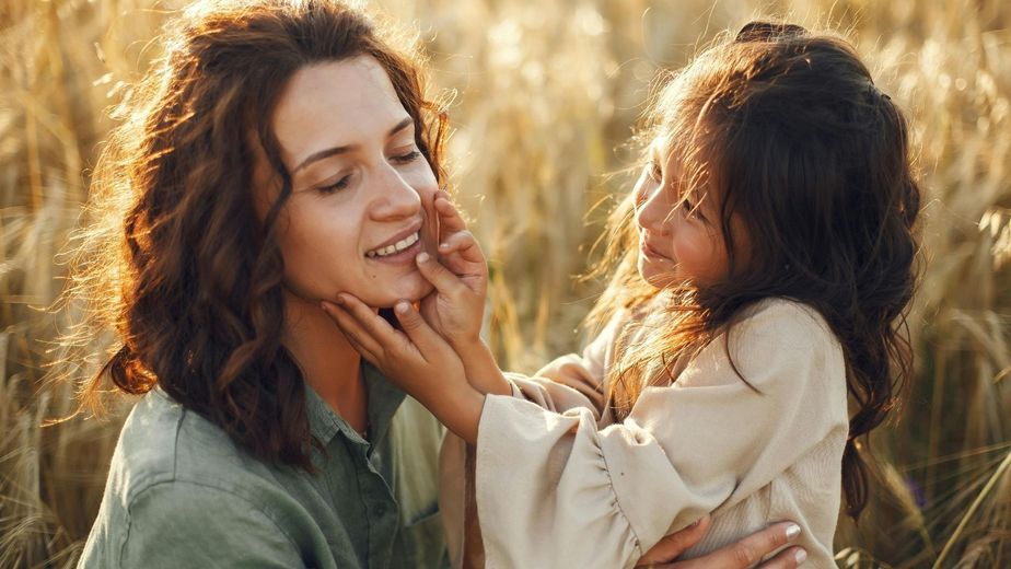 Según la psicología, los niños que le tocan la cara a sus padres mientras hablan no lo hacen por cariño si no por una razón mucho más profunda