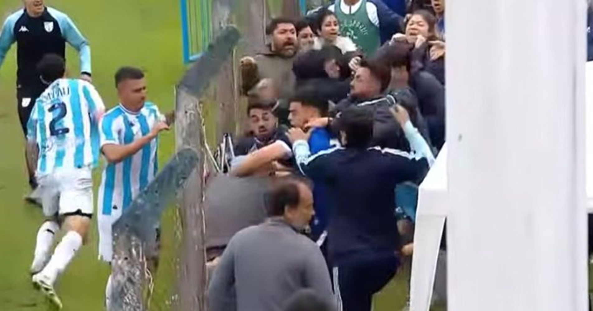 Lautaro Acosta, uno de los técnicos de la Reserva de Talleres, a las piñas. "El árbitro comenzó todo", afirmó.