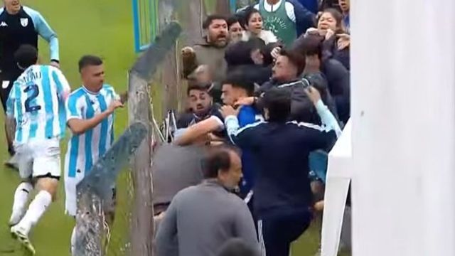 Lautaro Acosta, uno de los técnicos de la Reserva de Talleres, a las piñas. "El árbitro comenzó todo", afirmó.
