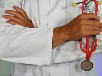 Condenaron a un reconocido médico de Córdoba por liderar una millonaria estafa con certificados falsos