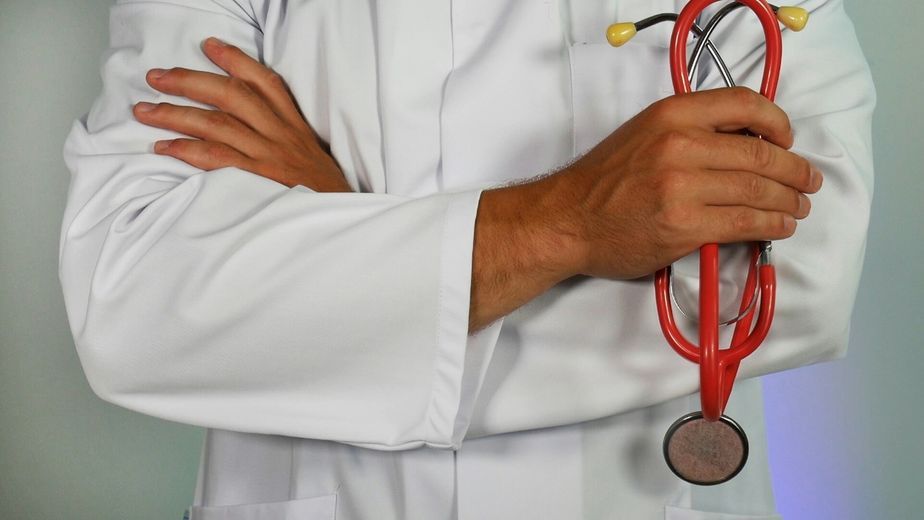 Condenaron a un reconocido médico de Córdoba por liderar una millonaria estafa con certificados falsos