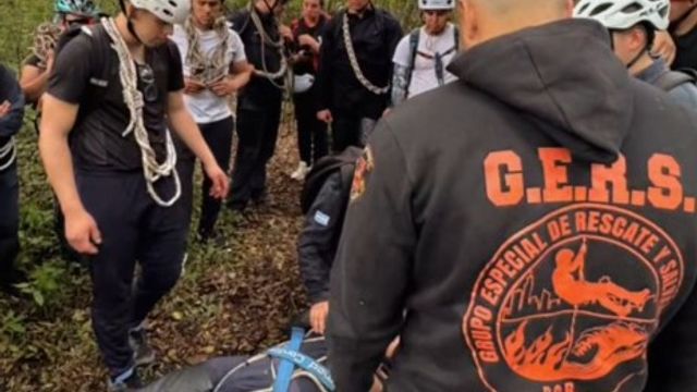 El entrenamiento incluyó coordinación de recursos, descenso con cuerdas y empaquetamiento de víctimas.