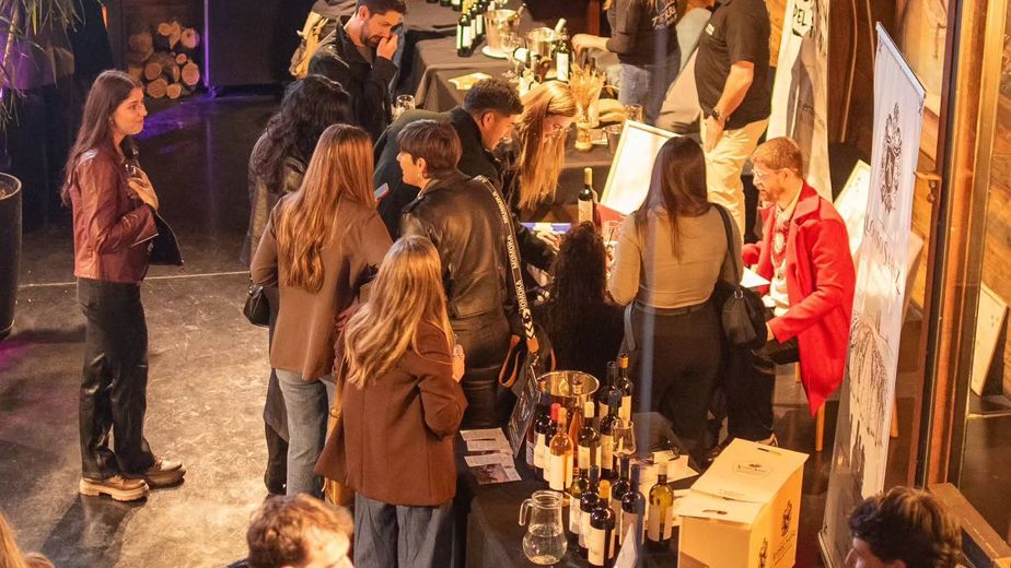 “Camino DiVino”: la muestra que une vino y Carnaval en una experiencia artística