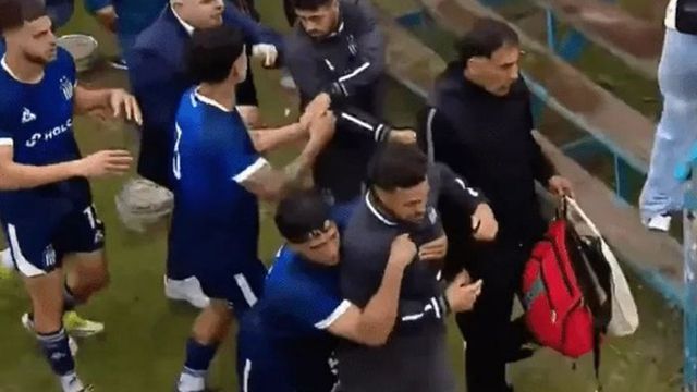 En un final deplorable, Rodrigo y Lautaro Acosta se pelearon con hinchas en Tucumán. Talleres tomaría medidas.