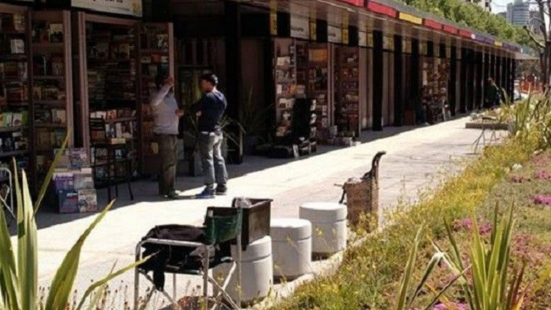 Rematarán libros en la feria de Plaza Italia.