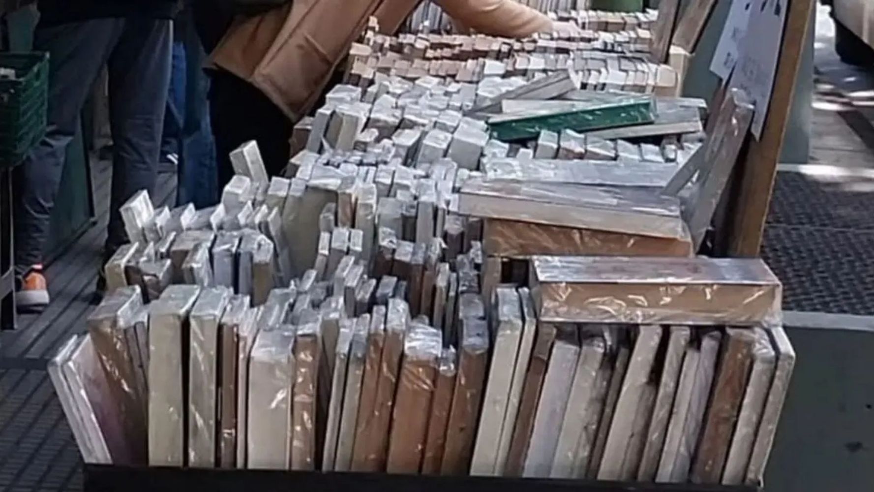 Rematarán libros en la feria de Plaza Italia.