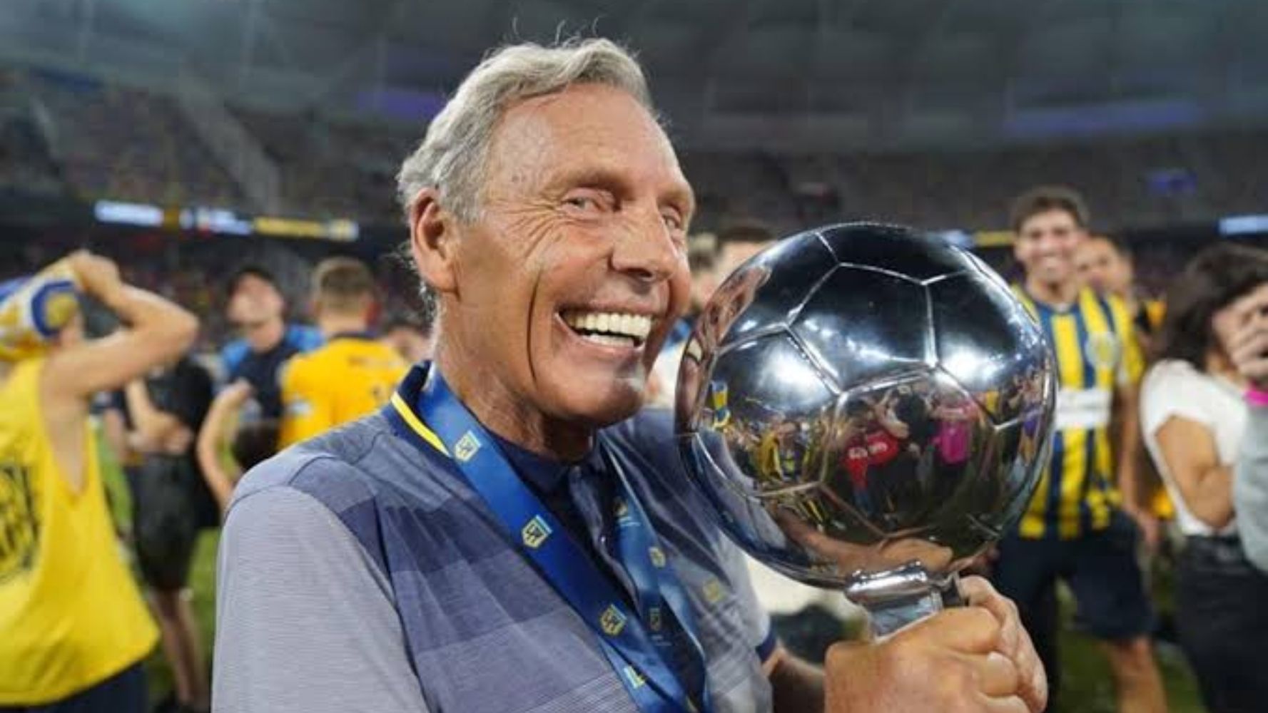 Miguel Ángel Russo y su familia en la consagración con Rosario Central