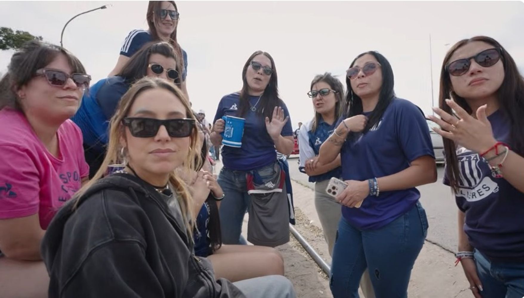 Sofi Martínez con las hinchas de Talleres.