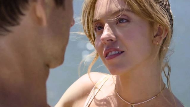 La película combina romance, humor y escenas sugerentes.