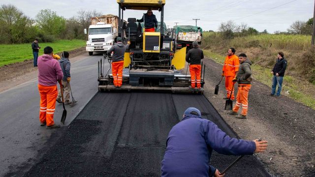 La Dirección Provincial de Vialidad coloca una nueva carpeta de rodamiento en un tramo de 7 kilómetros.