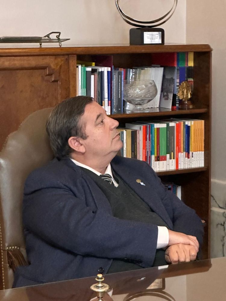La ciencia argentina en riesgo: un exrector de la UNL advierte sobre el vaciamiento del CONICET.