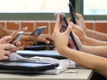 La provincia de Buenos Aires prohibirá el uso de celulares durante clases: desde cuándo funcionará la medida