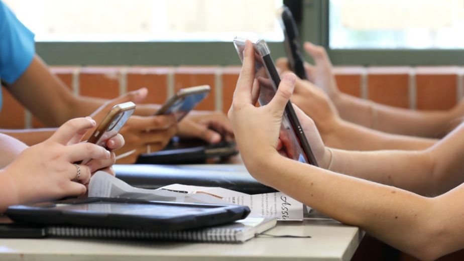 La provincia de Buenos Aires limitará el uso de celulares en los colegios secundarios.
