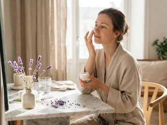 Las dermatólogas coinciden: "Para reducir cicatrices, atenuar arrugas y suavizar rojeces, mezcla aceite esencial de lavanda con tu crema hidratante"