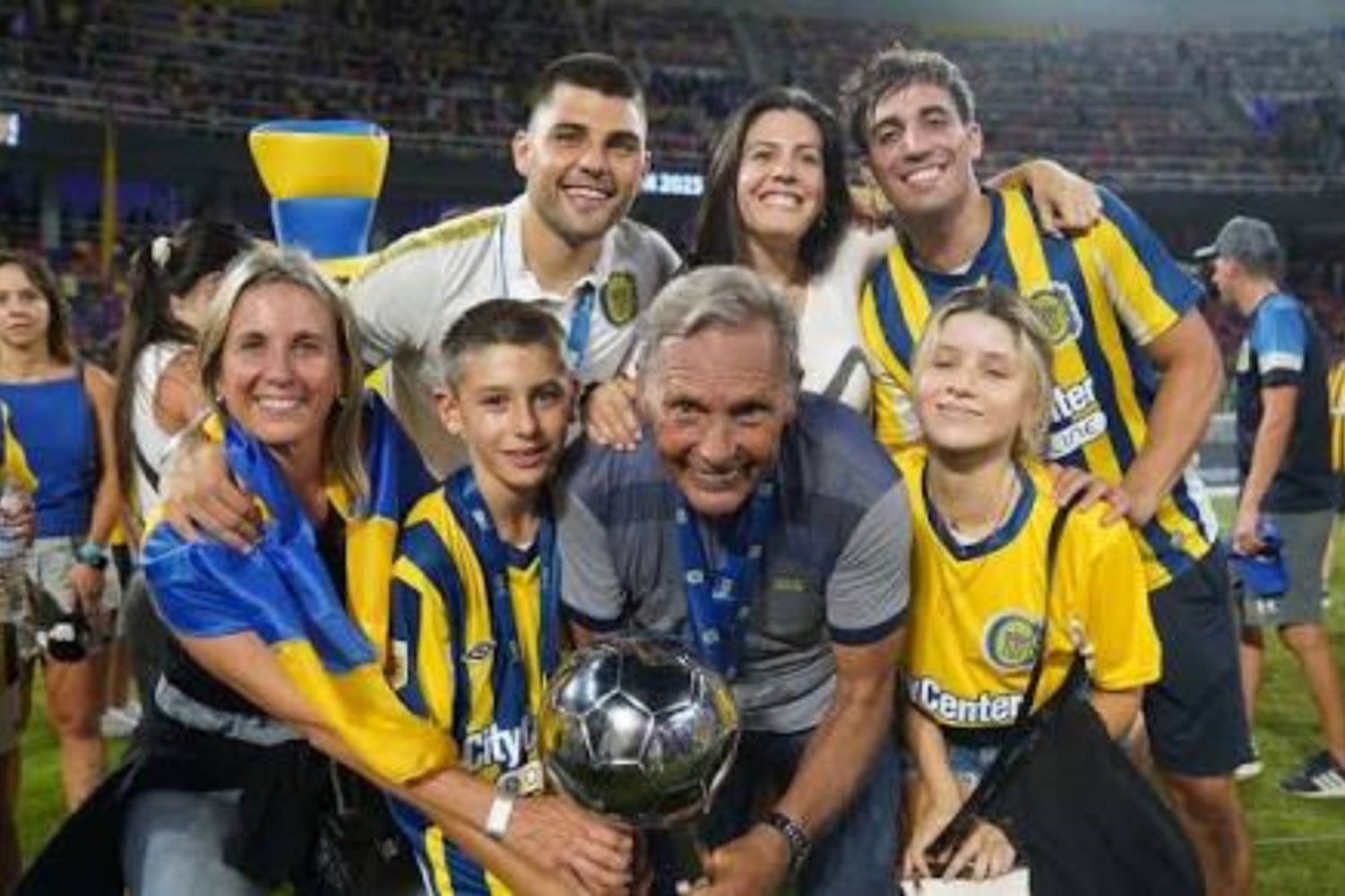 Miguel Ángel Russo y su familia en la consagración con Rosario Central