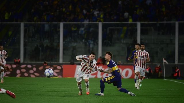 Alex Luna se la lleva ante el ex Instituto, Malcon Braida. La Gloria ante Boca en el Kempes.