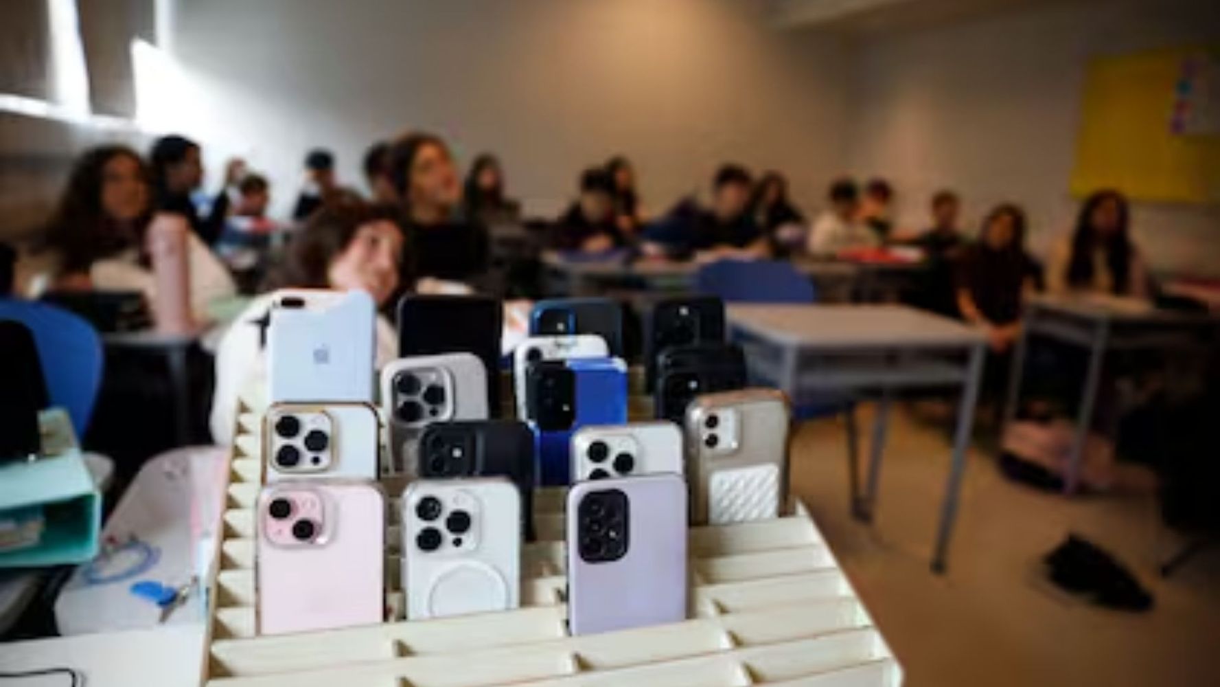 La provincia de Buenos Aires limitará el uso de celulares en los colegios secundarios.