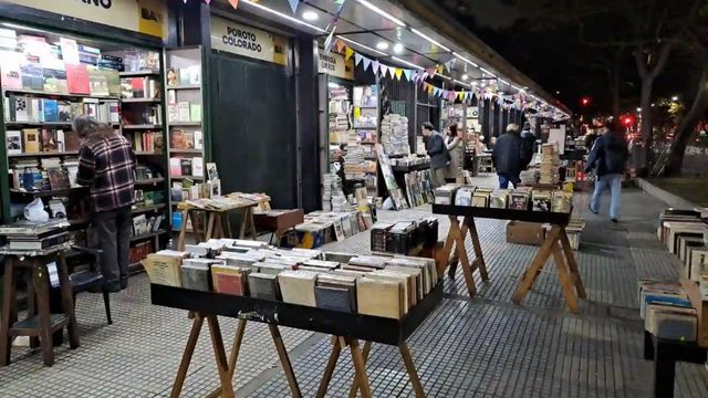 Rematarán libros en la feria de Plaza Italia.