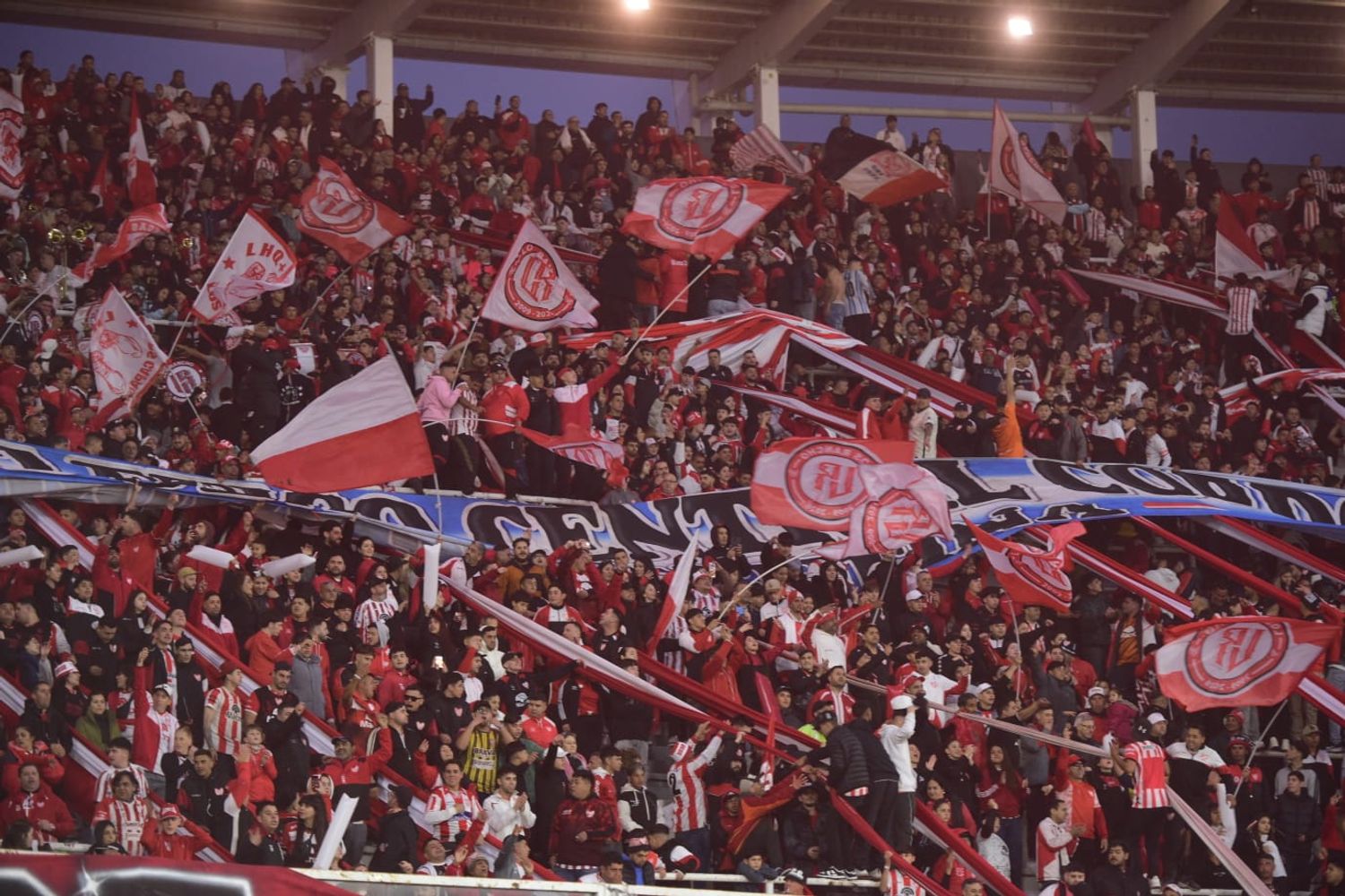 Los hinchas de Instituto, un espectáculo aparte en el Kempes contra Boca.