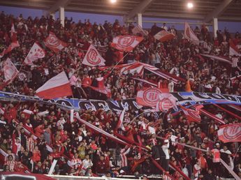 La impactante salida de Instituto y Boca al campo de juego, con el Kempes dividido en dos