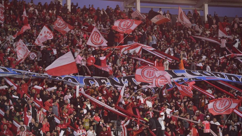 La impactante salida de Instituto y Boca al campo de juego, con el Kempes dividido en dos