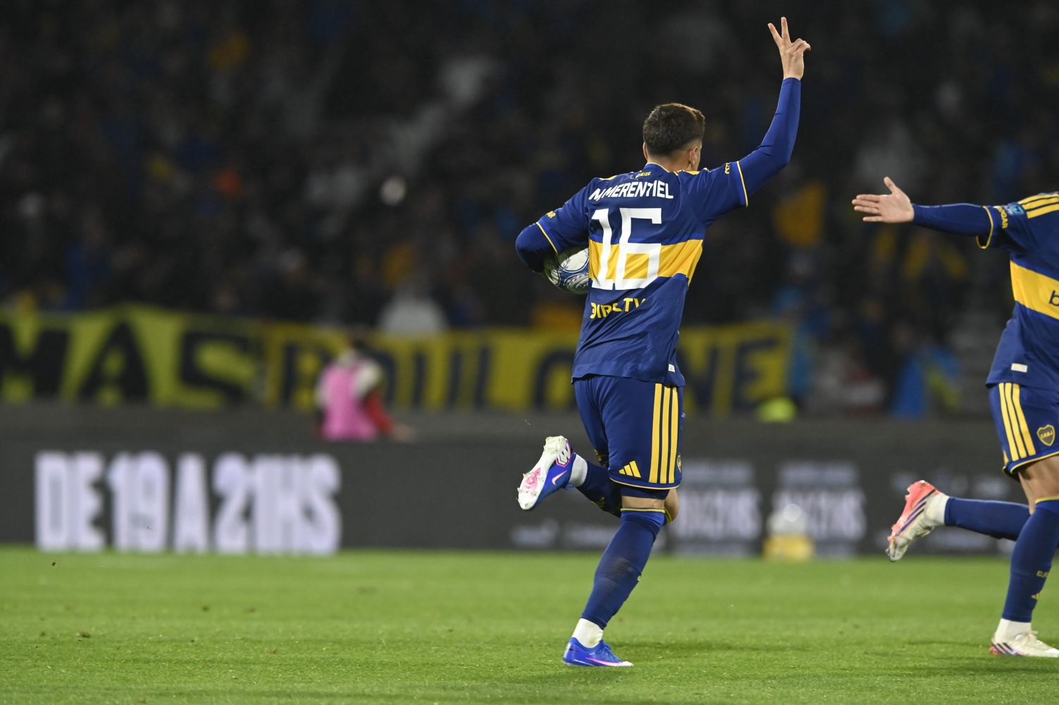 Miguel Merentiel la mandó a la red en la primera que tocó, para el 2 a 2 de Instituto ante Boca en el Kempes.