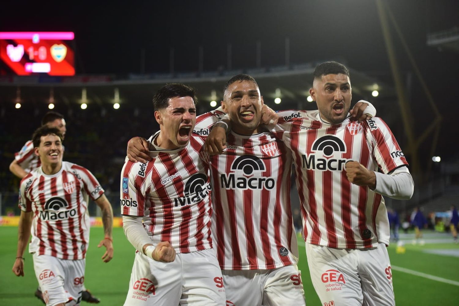El capitán Fernando Alarcón anotó el 1 a 0. Un blooper del arquero Ledesma posiblitó el empate de Boca.