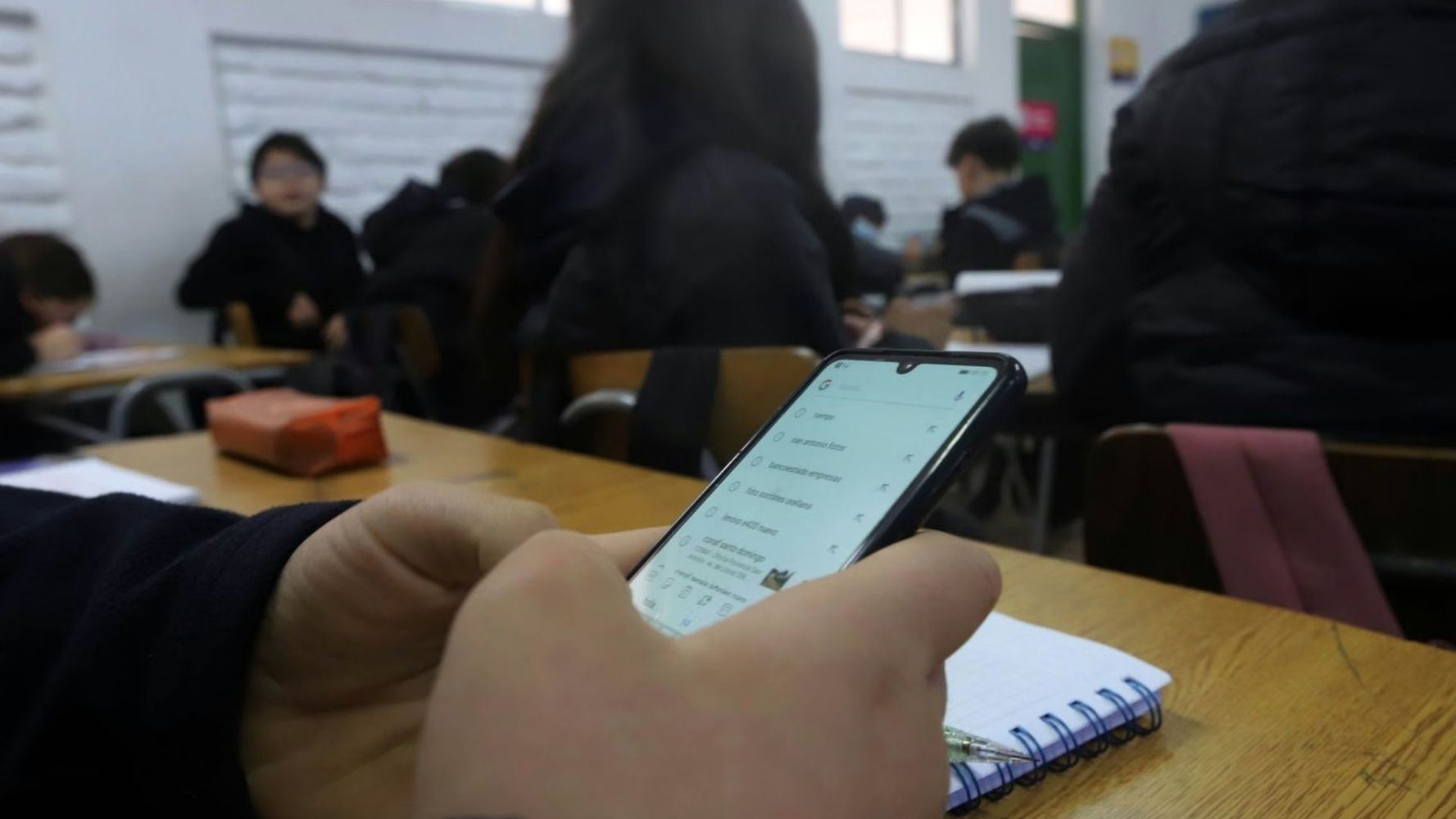 La provincia de Buenos Aires limitará el uso de celulares en los colegios secundarios.