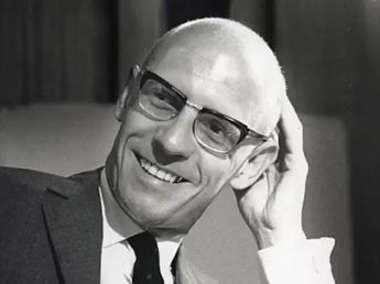 La contundente reflexión de Michel Foucault, filósofo, que te hará pensar : "Donde hay poder, siempre hay resistencia, y esa resistencia nunca se encuentra fuera de la red que la produce"