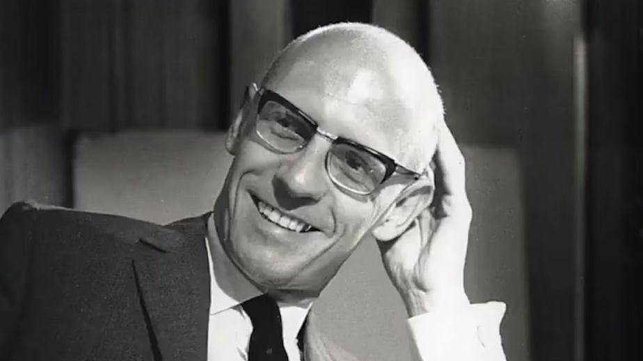 La contundente reflexión de Michel Foucault, filósofo, que te hará pensar : "Donde hay poder, siempre hay resistencia, y esa resistencia nunca se encuentra fuera de la red que la produce"