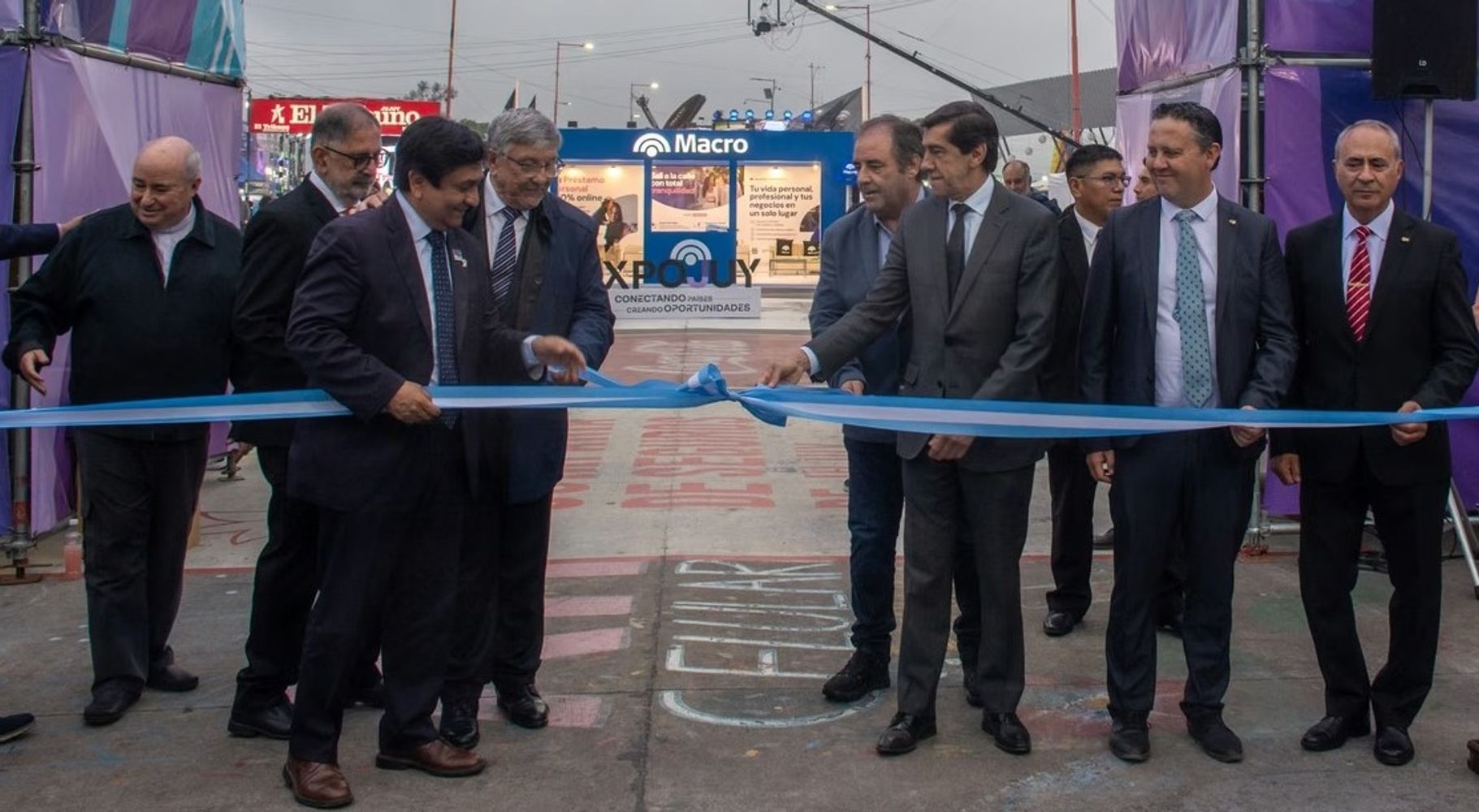 El gobernador regional de Antofagasta (Chile), Ricardo Díaz Cortés, y el presidente de la Cámara de Comercio Exterior de Jujuy, Jorge Gurrieri, a la izquierda, con el gobernador Carlos Sadir y el vicegobernador Alberto Bernis a la derecha, en el momento del corte de cintas para dejar inaugurada la Expojuy 2026.