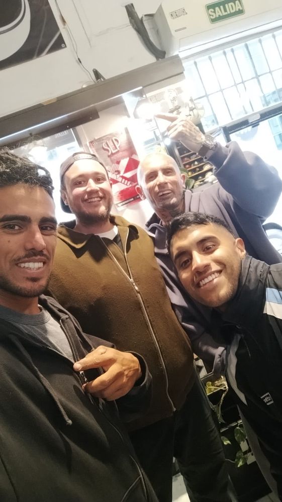 Noir se tomó una foto con otros clientes que llegaron al local en Nueva Córdoba.