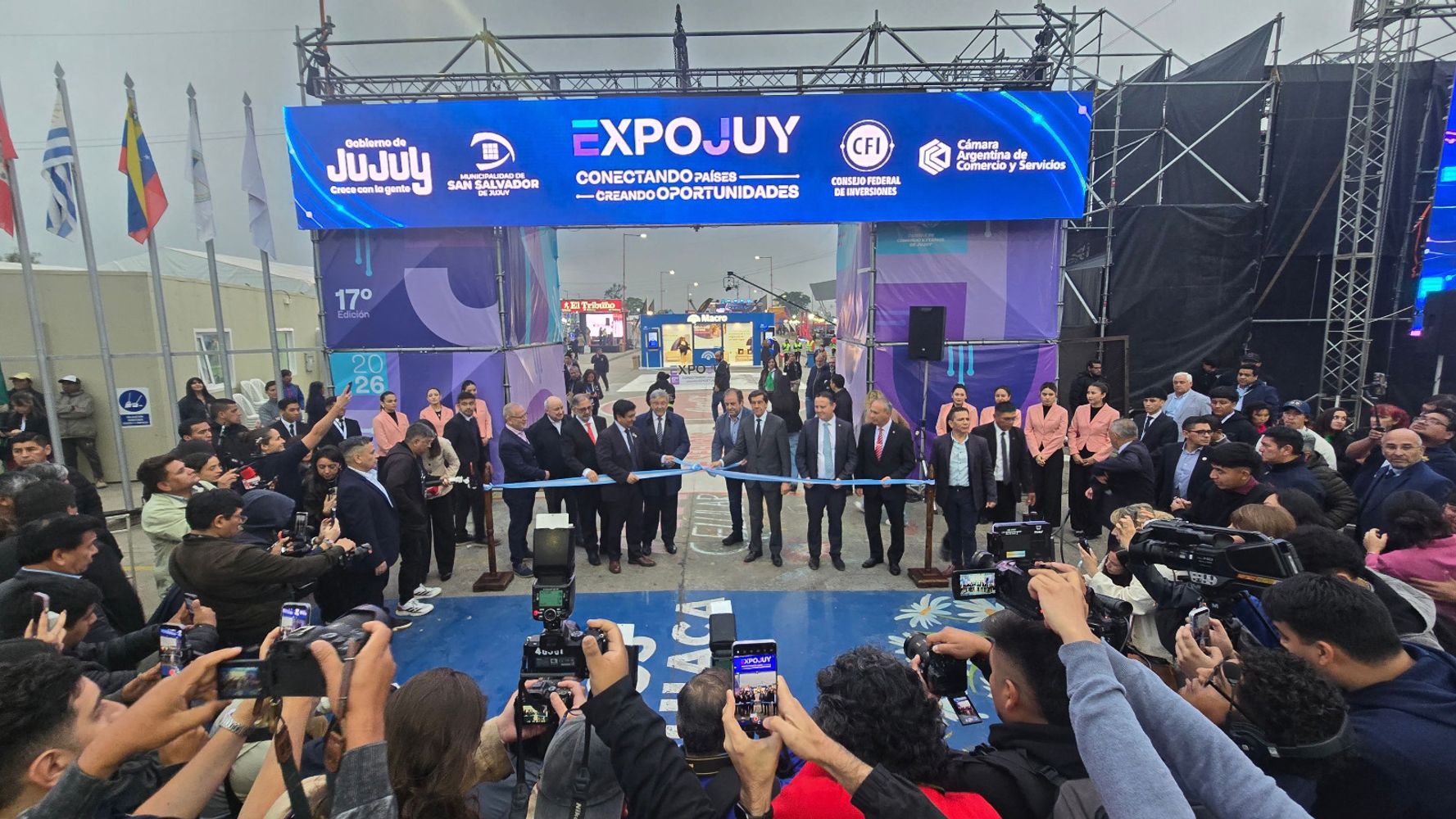 Periodistas de toda la provincia, medios salteños, enviados especiales de Chile y la Televisión Pública argentina, dieron amplia cobertura a la inauguración de la Expojuy.