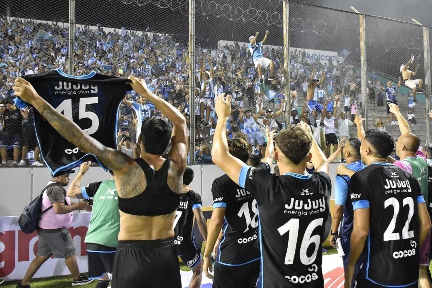 Gimnasia y Esgrima de Jujuy recibe este domingo a Gimnasia y Tiro de Salta desde las 16:00 en el estadio "23 de Agosto", en el clásico del Norte de la fecha 33 de la Zona B de la Primera Nacional 2026, con público visitante habilitado por primera vez en mucho tiempo en el reducto jujeño.