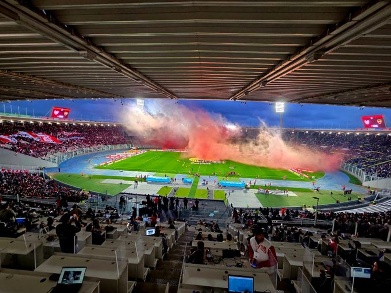 La salida de Instituto y Boca al campo de juego en el Kempes.