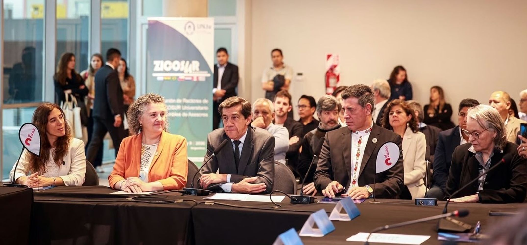 El gobernador Carlos Sadir participó en la apertura de la 40.ª Reunión de Rectores de ZICOSUR Universitario, junto a la vicerrectora de la Universidad Nacional de Jujuy (UNJu), Liliana Bergesio, y el presidente de la Red ZICOSUR Universitario, Víctor Ríos Ojeda.