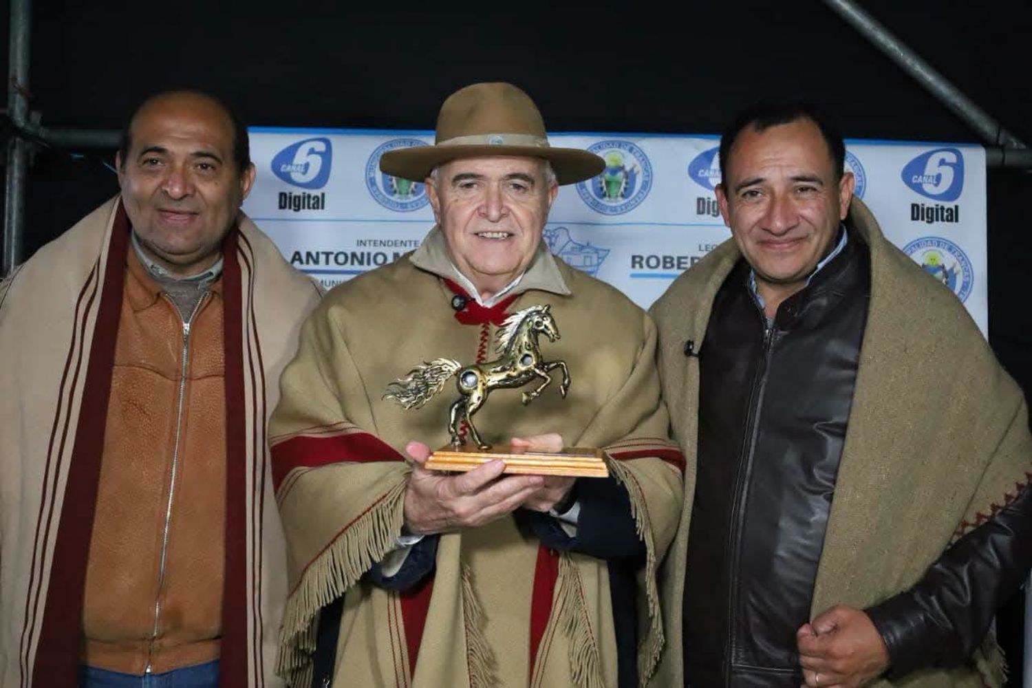 El gobernador Osvaldo Jaldo participó de la segunda noche de la 27.ª Fiesta Nacional e Internacional del Caballo, en Trancas.