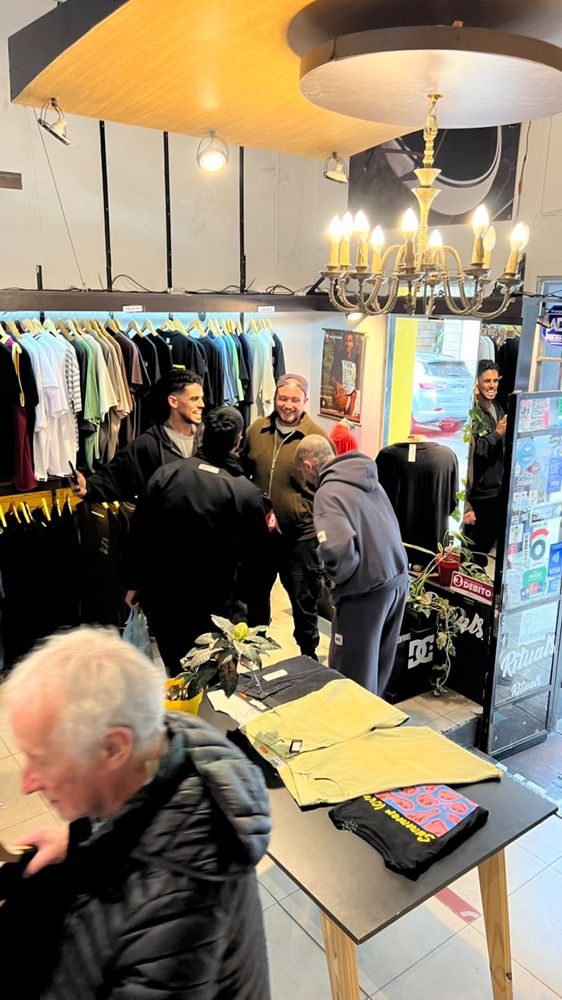 Noir compró seis remeras, una bermuda y una camiseta.