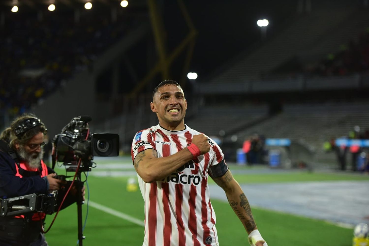 El "Palomo" Fernando Alarcón anotó ante Boca su tercer gol para Instituto en el Clausura.