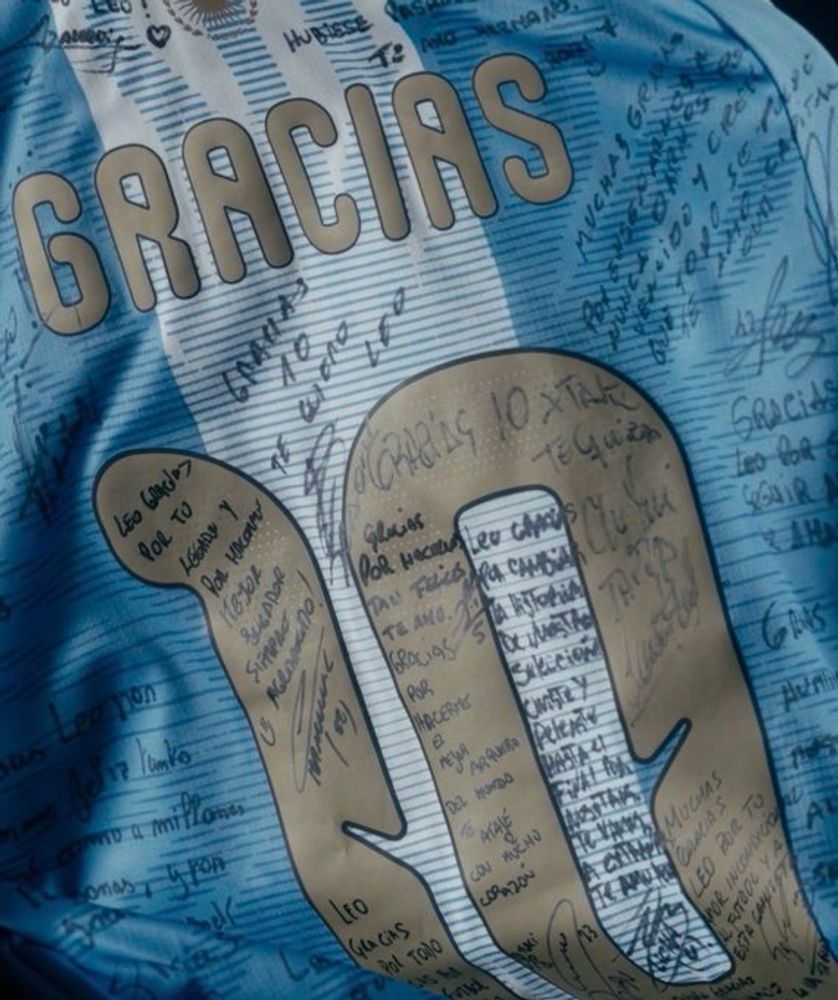 La camiseta que le firmaron los integrantes de la Selección Argentina a Lionel Messi.