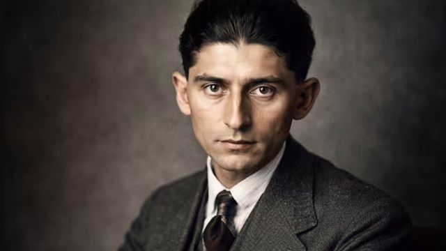 La conmovedora reflexión de Franz Kafka, escritor: “La fortuna es comprender que el suelo sobre el que te encuentras no puede ser más grande que los dos pies que lo cubren"