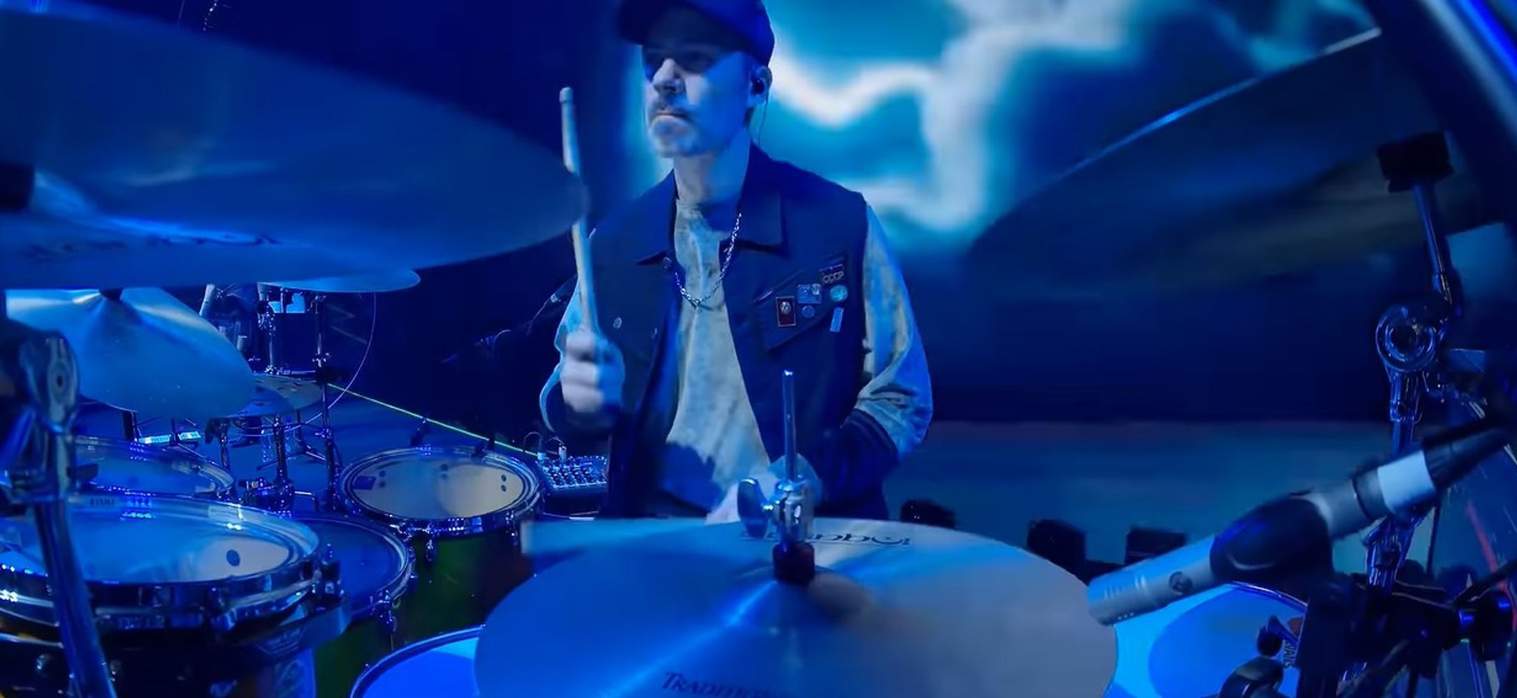Unos 100 mil espectadores siguieron el recital en vivo por el canal de YouTube de la banda.