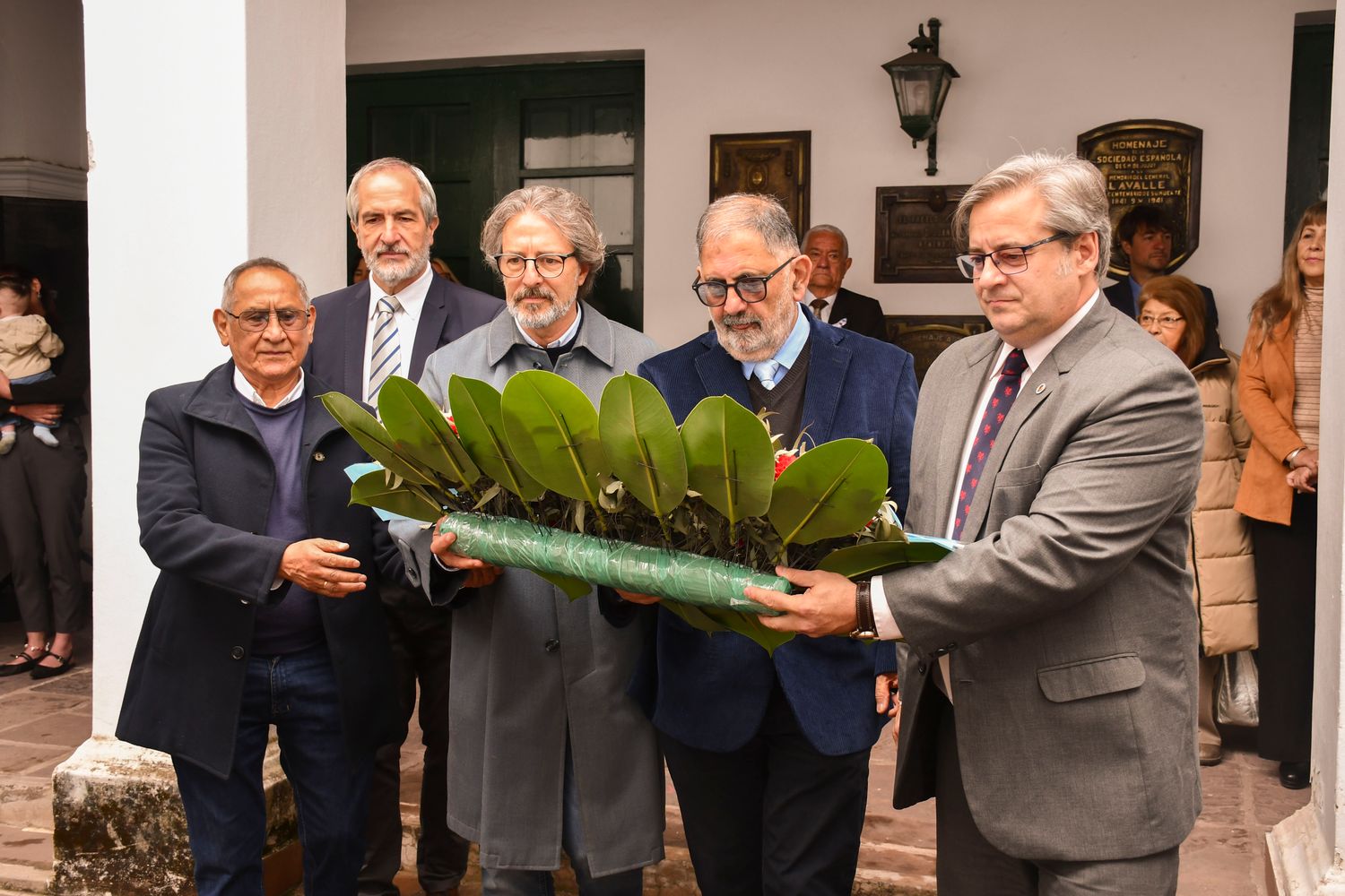 De izquierda a derecha: Isidoro Cruz, presidente  del Instituto “General Manuel Eduardo Arias”; José Rodríguez Bárcena, secretario de Cultura provincial; Leandro Álvarez, ministro de Ambiente; Raúl Jorge, intendente capitalino; y Gastón Millón, presidente del Concejo Deliberante de la ciudad.