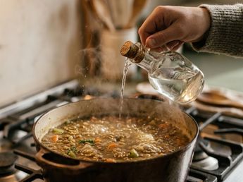 Los cocineros y nutricionistas coinciden: siempre hay que poner un chorrito de vinagre en la olla al hacer las lentejas