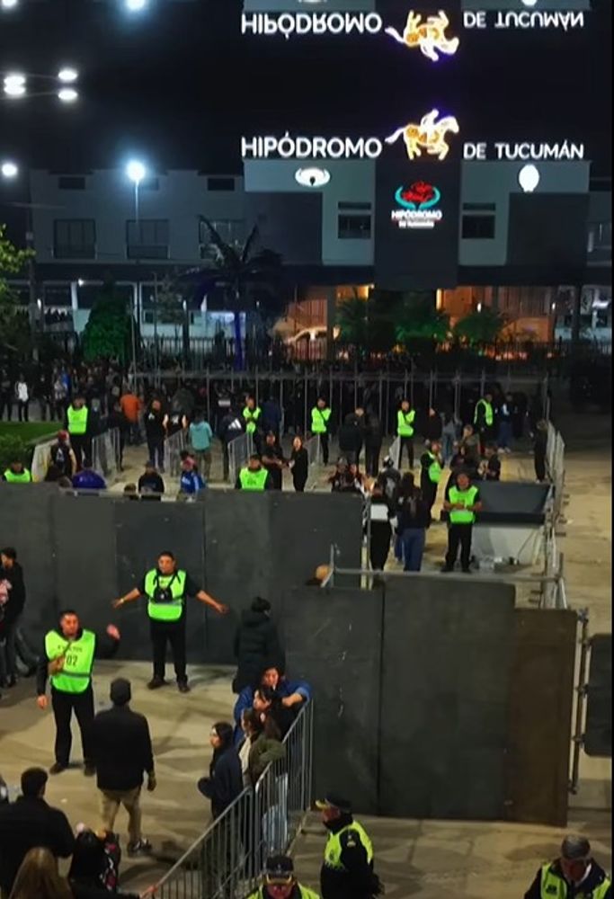 Personal policial en los accesos del Hipódromo durante el recital de Los Fundamentalistas.