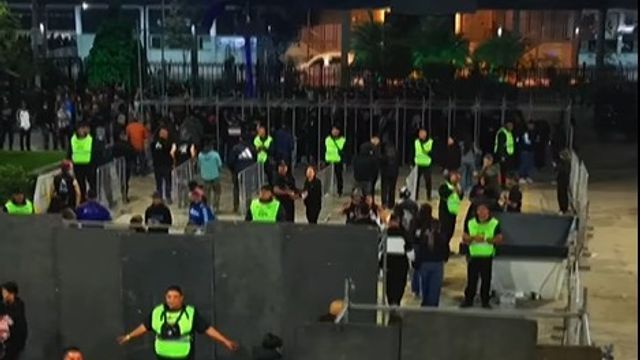 Personal policial en los accesos del Hipódromo durante el recital de Los Fundamentalistas.