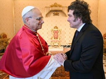 El Gobierno envió mensajes de afecto al Papa por su operación y evitó especulaciones sobre su visita