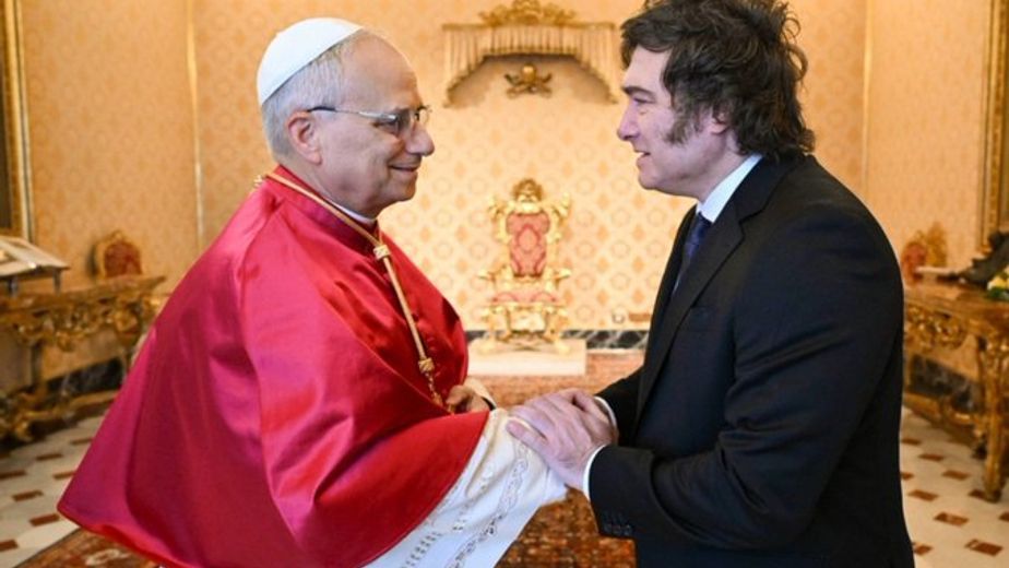El Gobierno envió mensajes de afecto al Papa por su operación y evitó especulaciones sobre su visita