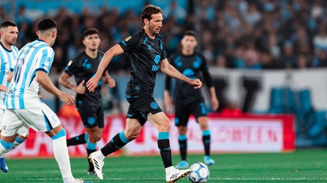 A pura elegancia, el "Mudo" Vázquez anotó el 2 a 0 de Belgrano ante Racing.